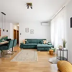 Prime Location - Free Parking, Ac
