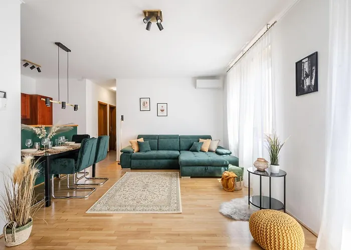 Prime Location - Free Parking, Ac