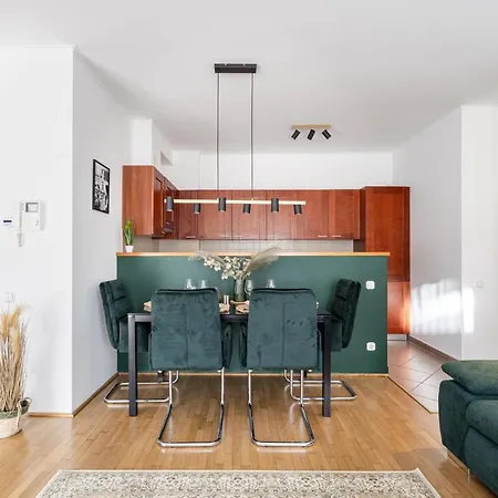 Prime Location - Free Parking, Ac