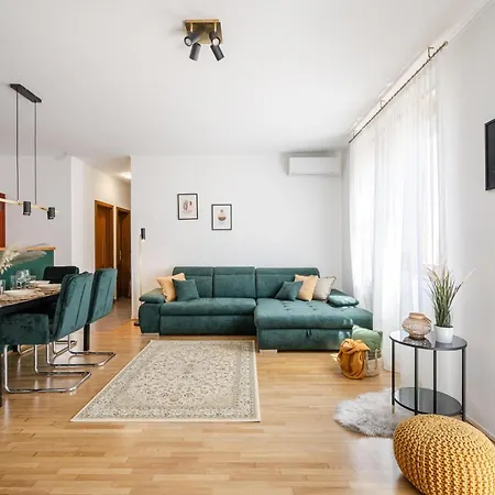 Prime Location - Free Parking, Ac